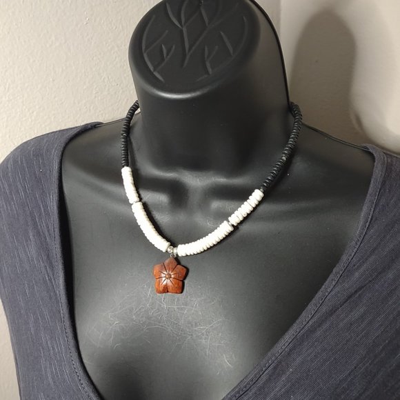 Vintage Black And White Beaded Necklace With Wood Star Pendant 17 Inches Long - Picture 1 of 13